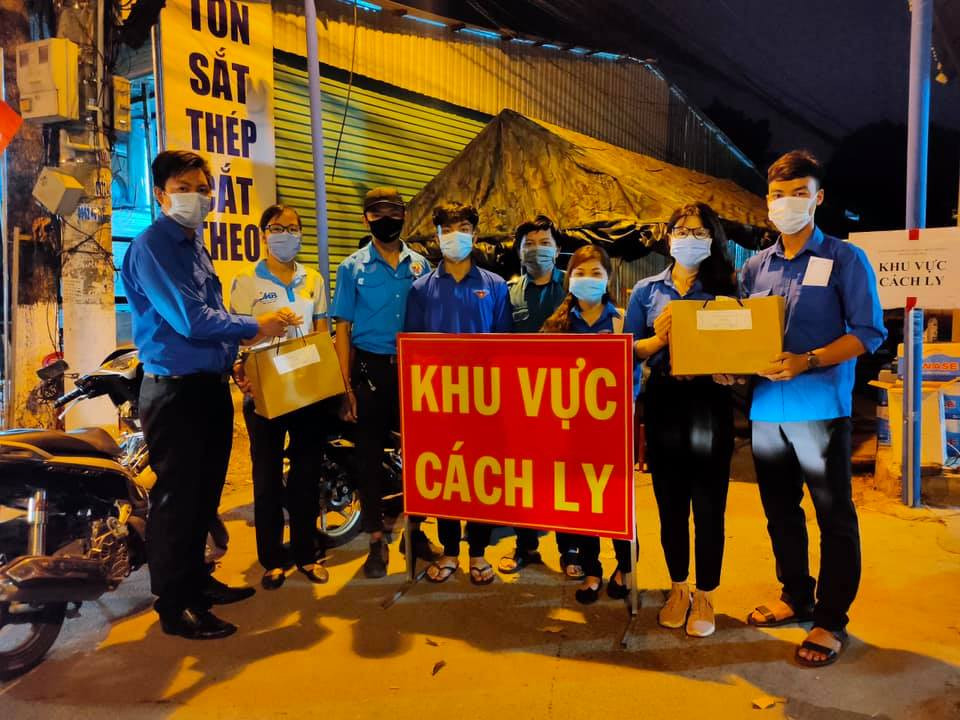 Ban Thường vụ Tỉnh Đoàn Bình Dương thăm hỏi, tặng quà cho các tình nguyện viên tham gia công tác chống dịch. Hội Sinh viên tỉnh Bình Dương tặng quà sinh viên tình nguyện tuyến đầu chống dịch ảnh 2