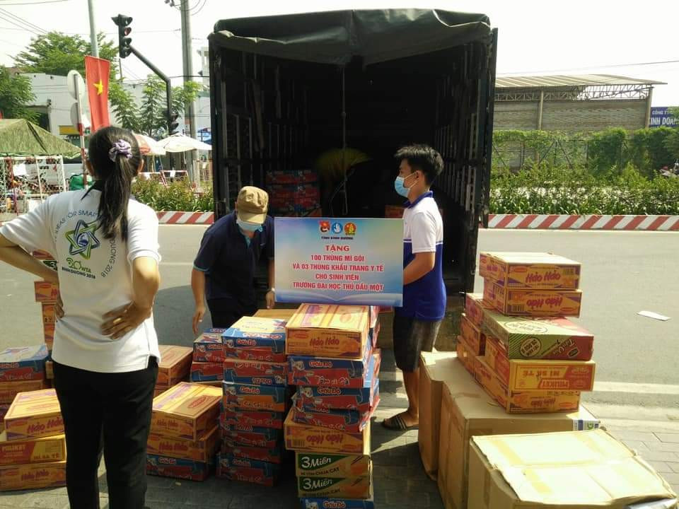 Những phần quà cấp thiết được gửi tới các bạn tình nguyện viên sinh viên trong tuyến đầu chống dịch. Hội Sinh viên tỉnh Bình Dương tặng quà sinh viên tình nguyện tuyến đầu chống dịch ảnh 1