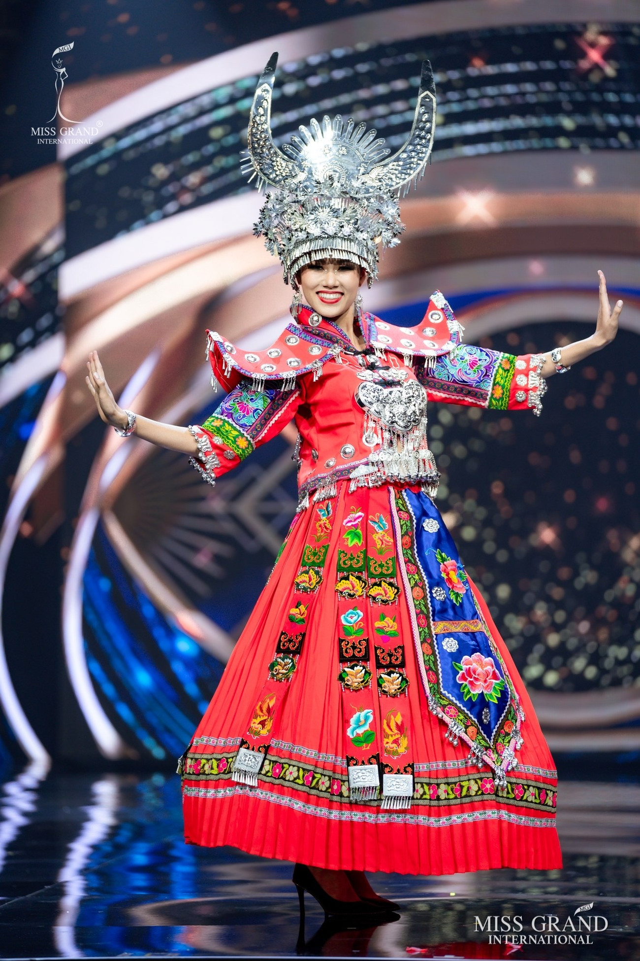 Những ‘đối thủ’ của Ngọc Thảo trong phần thi trang phục dân tộc độc đáo cỡ nào? ảnh 5