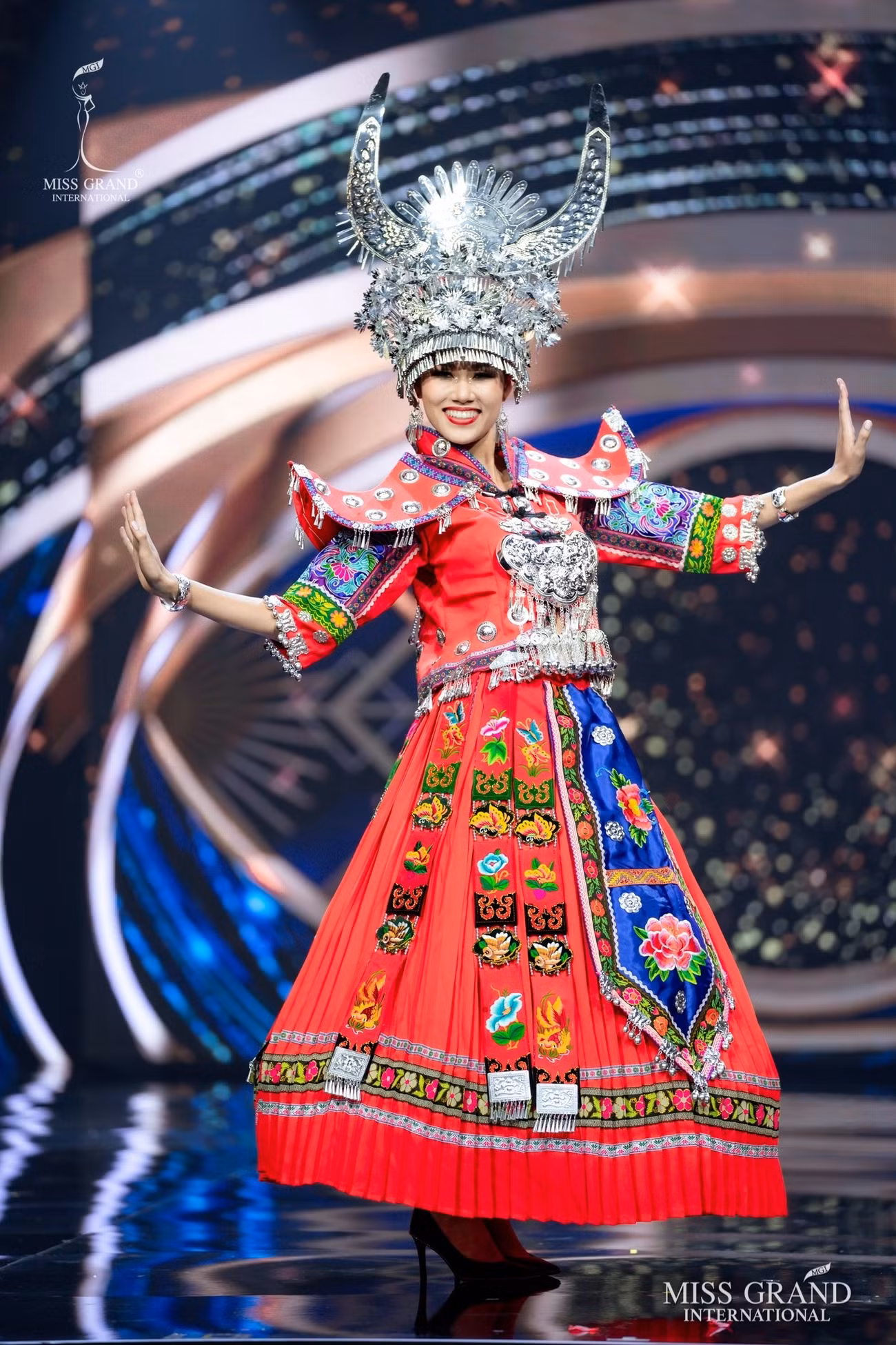 Những ‘đối thủ’ của Ngọc Thảo trong phần thi trang phục dân tộc độc đáo cỡ nào? ảnh 5