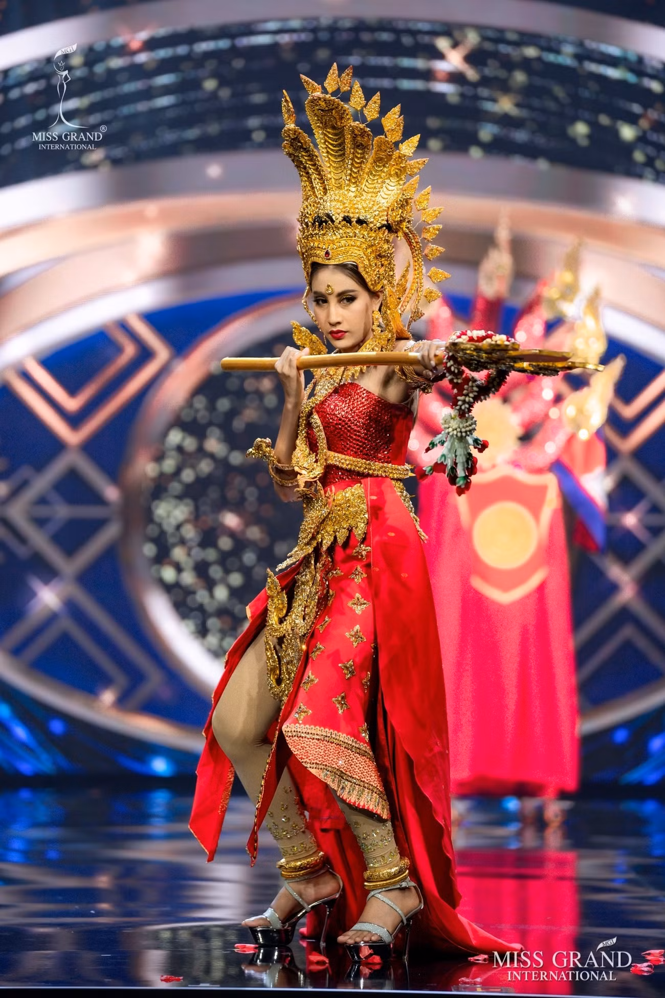 Những ‘đối thủ’ của Ngọc Thảo trong phần thi trang phục dân tộc độc đáo cỡ nào? ảnh 2