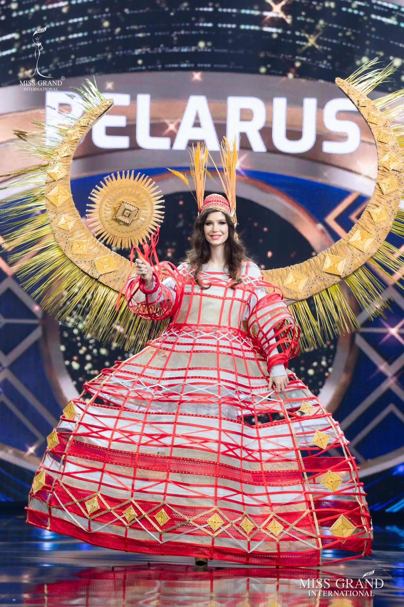 Những ‘đối thủ’ của Ngọc Thảo trong phần thi trang phục dân tộc độc đáo cỡ nào? ảnh 1