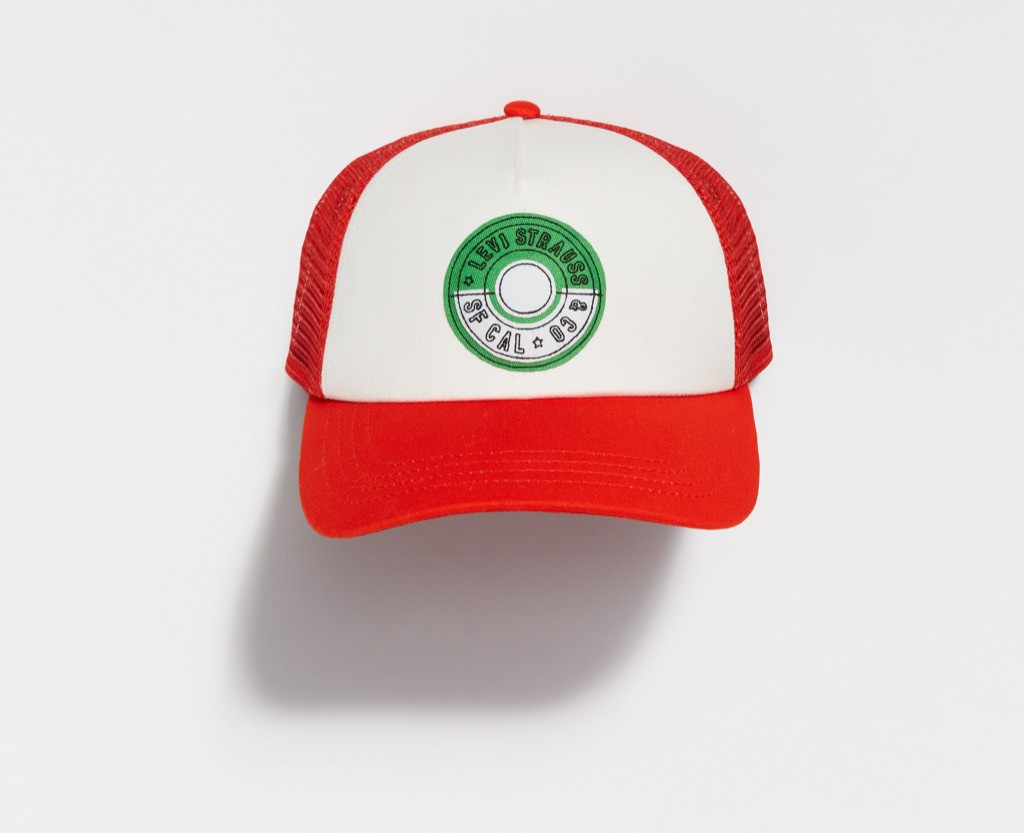Mũ lưỡi trai đỏ và trắng làm nên "thương hiệu" của nhân vật Ash Ketchum trong phim Ngắm bộ sưu tập thời trang cực “chất chơi” dành cho hội fan nhà Pokémon ảnh 6