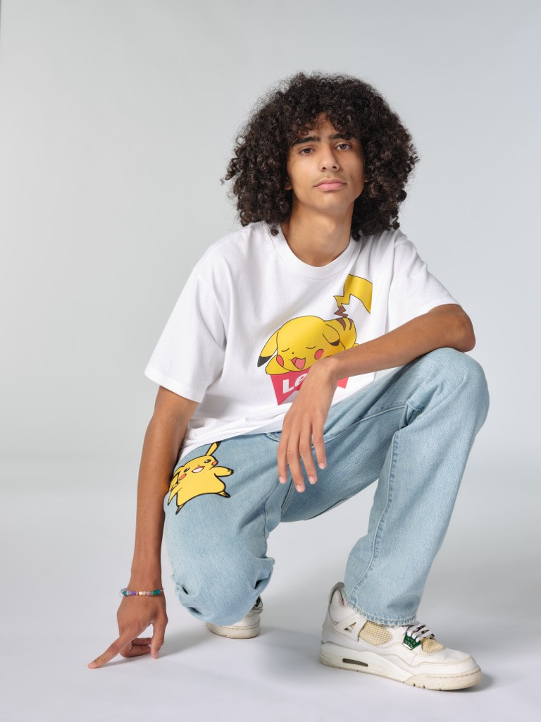 Cách phối áo thun và quần jeans luôn là "thượng sách" cho những buổi đi chơi cùng bạn bè Ngắm bộ sưu tập thời trang cực “chất chơi” dành cho hội fan nhà Pokémon ảnh 3
