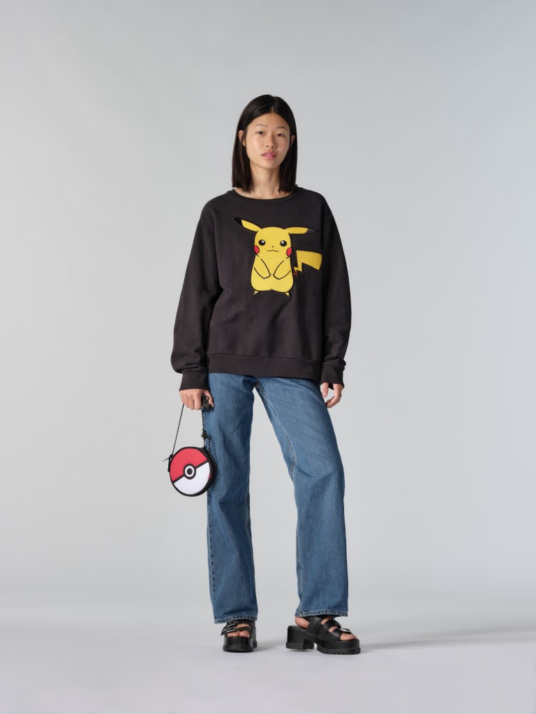 Phụ kiện túi đeo được thiết kế theo hình Pokéball dễ thương Ngắm bộ sưu tập thời trang cực “chất chơi” dành cho hội fan nhà Pokémon ảnh 7