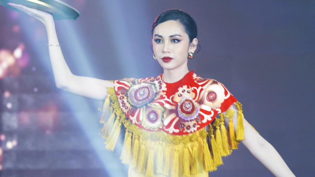 Lương Mỹ Kỳ Đức Phúc mang hit “Hơn Cả Yêu” hỗ trợ Top 8 thí sinh tại Bán kết “Đại Sứ Hoàn Mỹ“ ảnh 5