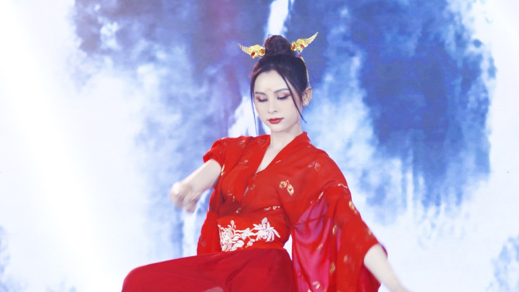 Tường Vi Đức Phúc mang hit “Hơn Cả Yêu” hỗ trợ Top 8 thí sinh tại Bán kết “Đại Sứ Hoàn Mỹ“ ảnh 6