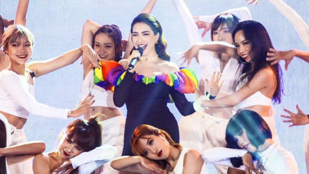 Hoà Minzy Đức Phúc mang hit “Hơn Cả Yêu” hỗ trợ Top 8 thí sinh tại Bán kết “Đại Sứ Hoàn Mỹ“ ảnh 2