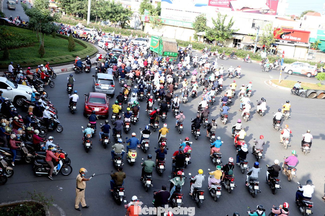 Cửa ngõ Sài Gòn kẹt xe kinh hoàng ngày làm việc đầu năm 2021 ảnh 12