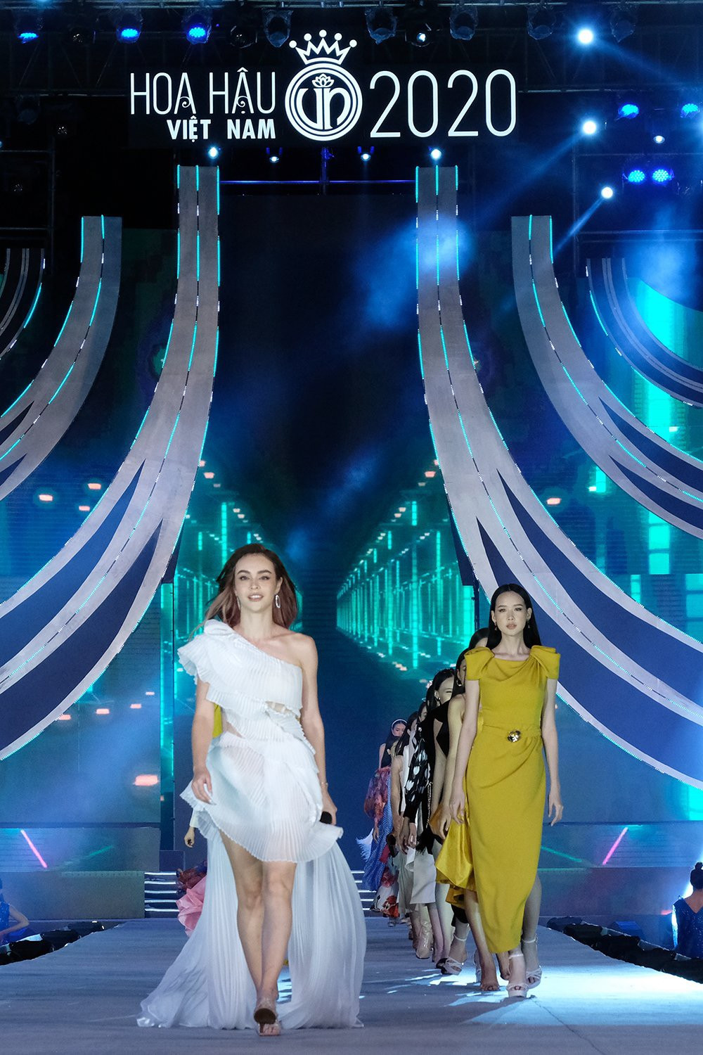 Ca sĩ Lệ Quyên tươi trẻ quyến rũ trên sân khấu Hoa hậu Việt Nam 2020 ảnh 9