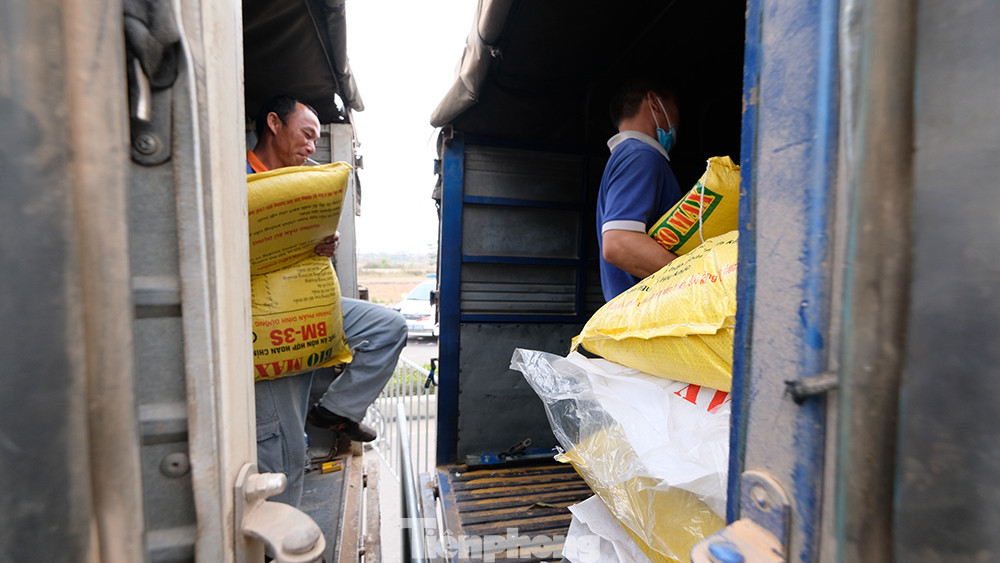 Trong ảnh là 2 xe tải quay thùng vào nhau để vận chuyển hàng hóa qua hàng rào phong tỏa. Hàng loạt địa phương ở Hải Dương bị phong tỏa, cách ly ảnh 6