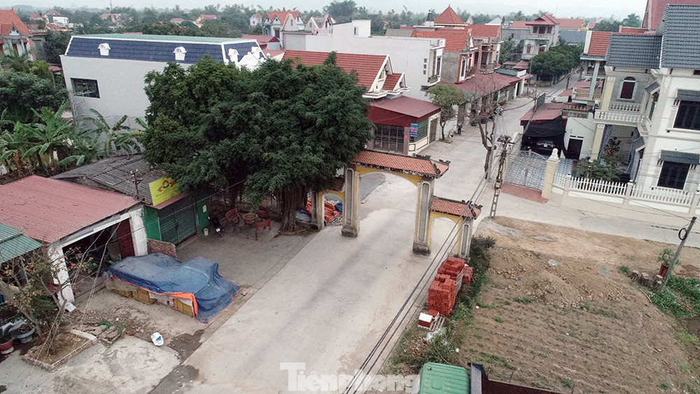 Chủ tịch UBND xã Nam Tân cho biết, địa phương thành lập 2 tổ phản ứng nhanh, một ở phía ngoài và một ở phía trong thôn Quảng Tân để sẵn sàng giúp đỡ mọi người trong thời gian cách ly. Những gia đình phải đi cách ly tập trung sẽ được đoàn thể trong thôn gieo cấy hộ vì hiện đang bắt đầu vụ mùa mới. Hàng loạt địa phương ở Hải Dương bị phong tỏa, cách ly ảnh 10