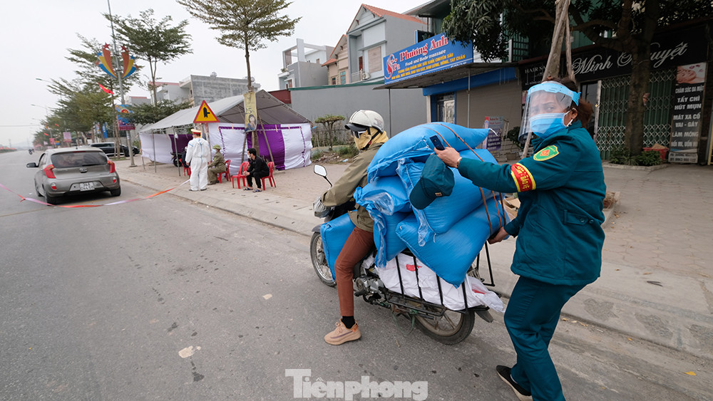 Người từ bên ngoài sẽ mang hàng tới chốt kiểm soát, người trong thành phố Chí Linh sẽ nhận tại đây. Hàng loạt địa phương ở Hải Dương bị phong tỏa, cách ly ảnh 4