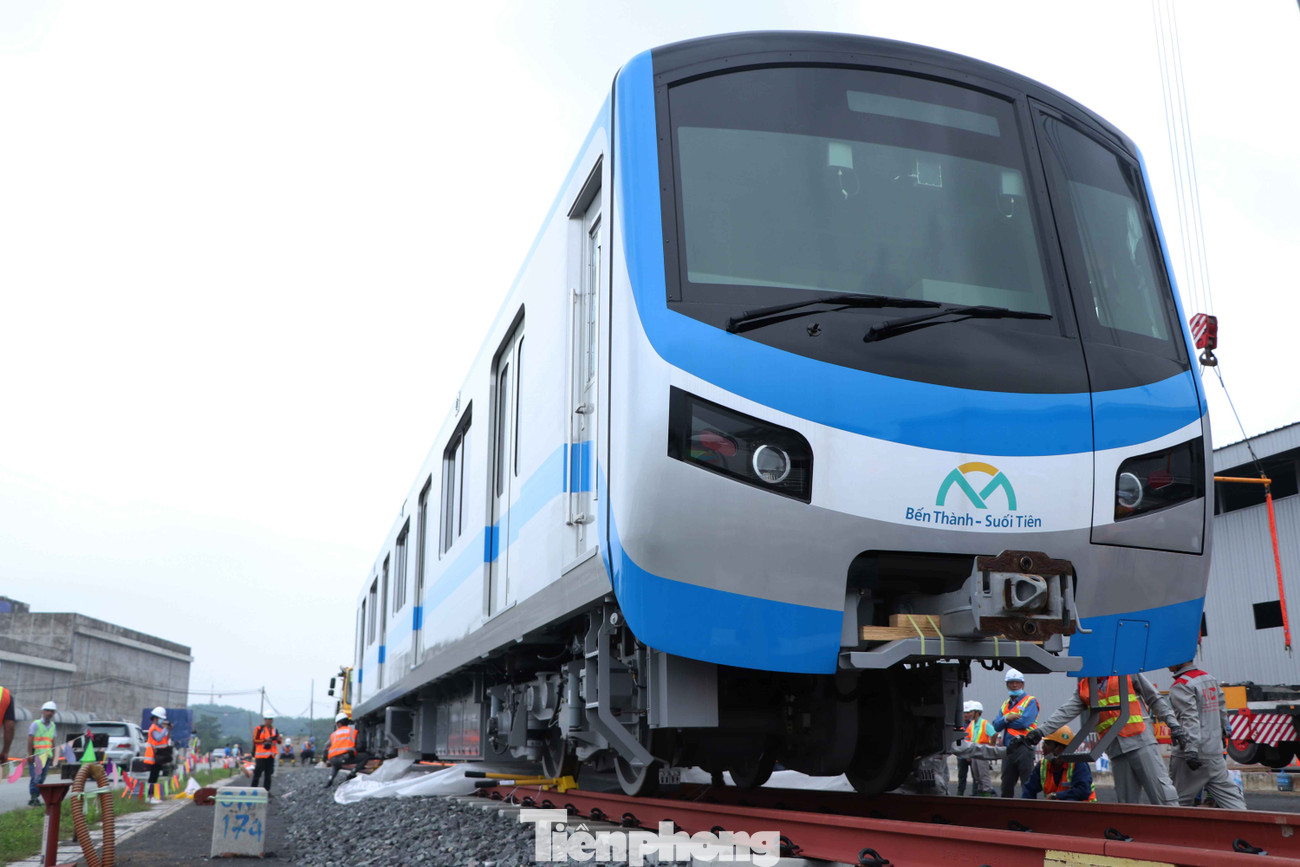 Cận cảnh toa tàu metro đầu tiên vào đường ray tại TP.HCM ảnh 11