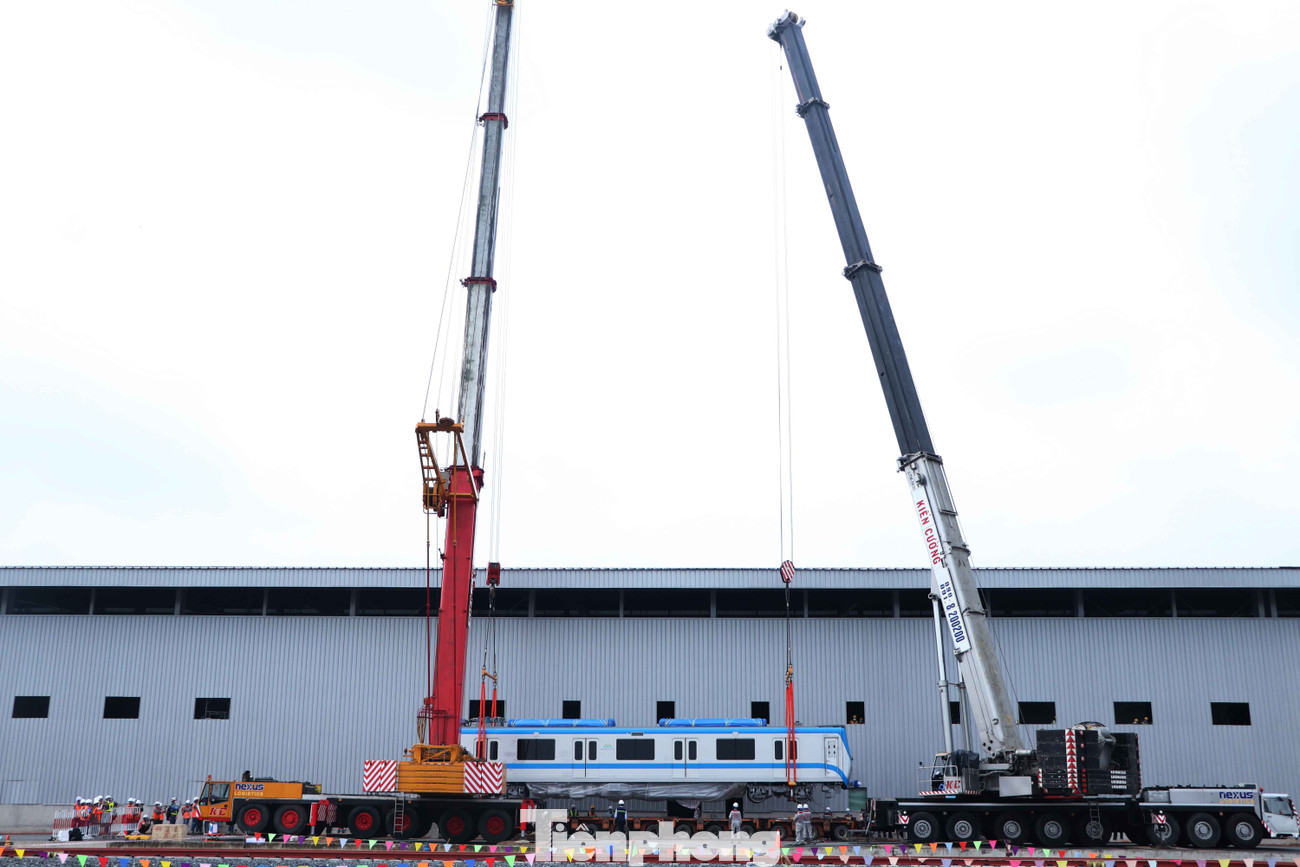 Cận cảnh toa tàu metro đầu tiên vào đường ray tại TP.HCM ảnh 4
