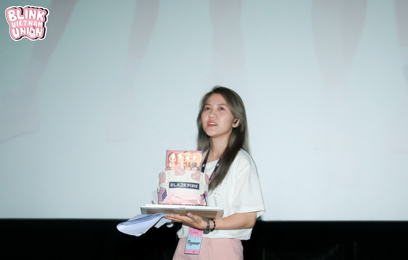 Cùng hát vang chúc mừng sinh nhật BLACKPINK. Ảnh: Blink Vietnam Union BLINKs Sài Gòn mừng sinh nhật muộn của BLACKPINK với quy mô “mini concert“ ảnh 3
