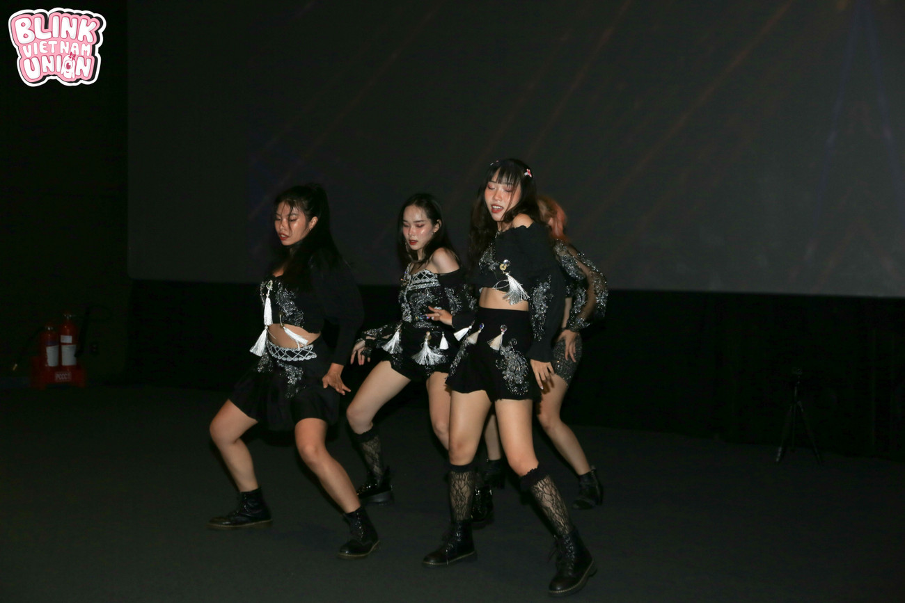 Các fan tổ chức thi dance cover tại buổi gặp mặt. Ảnh: Blink Vietnam Union BLINKs Sài Gòn mừng sinh nhật muộn của BLACKPINK với quy mô “mini concert“ ảnh 2