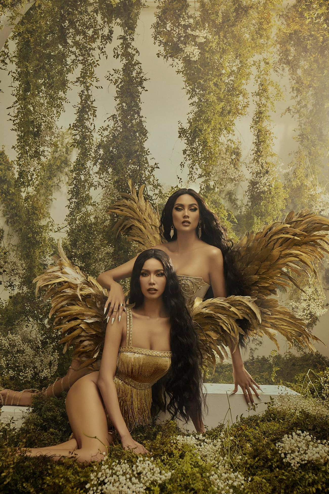 Minh Tú, Võ Hoàng Yến hoá 'nữ thần Hy Lạp', 'đốt mắt' fans với váy cắt xẻ cực táo bạo ảnh 4