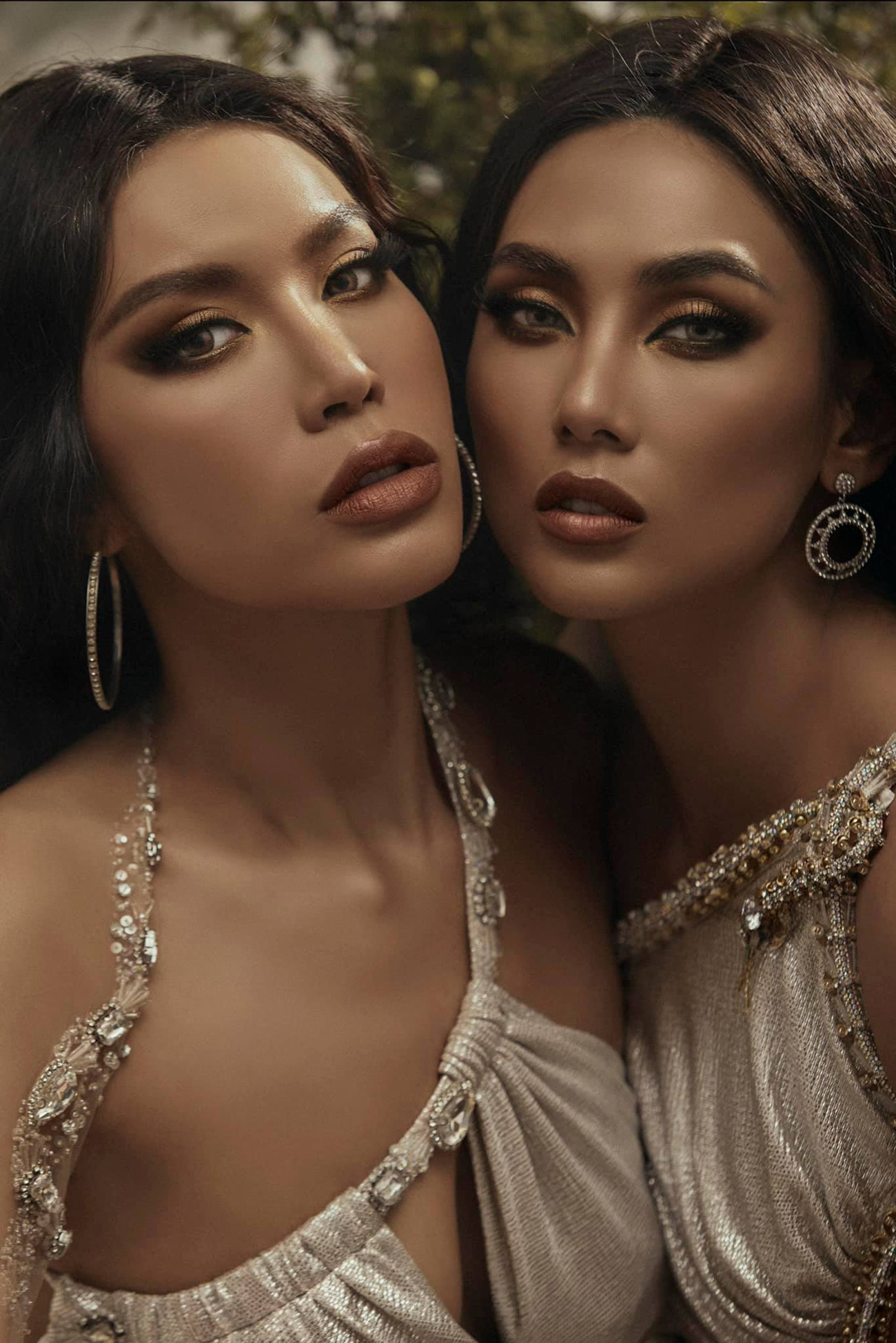 Minh Tú, Võ Hoàng Yến hoá 'nữ thần Hy Lạp', 'đốt mắt' fans với váy cắt xẻ cực táo bạo ảnh 1