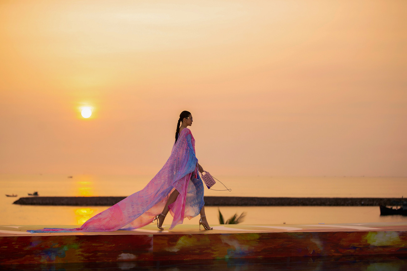 Đỗ Thị Hà diện váy cắt xẻ quyến rũ, đẹp tựa 'nàng thơ' khi catwalk ảnh 12