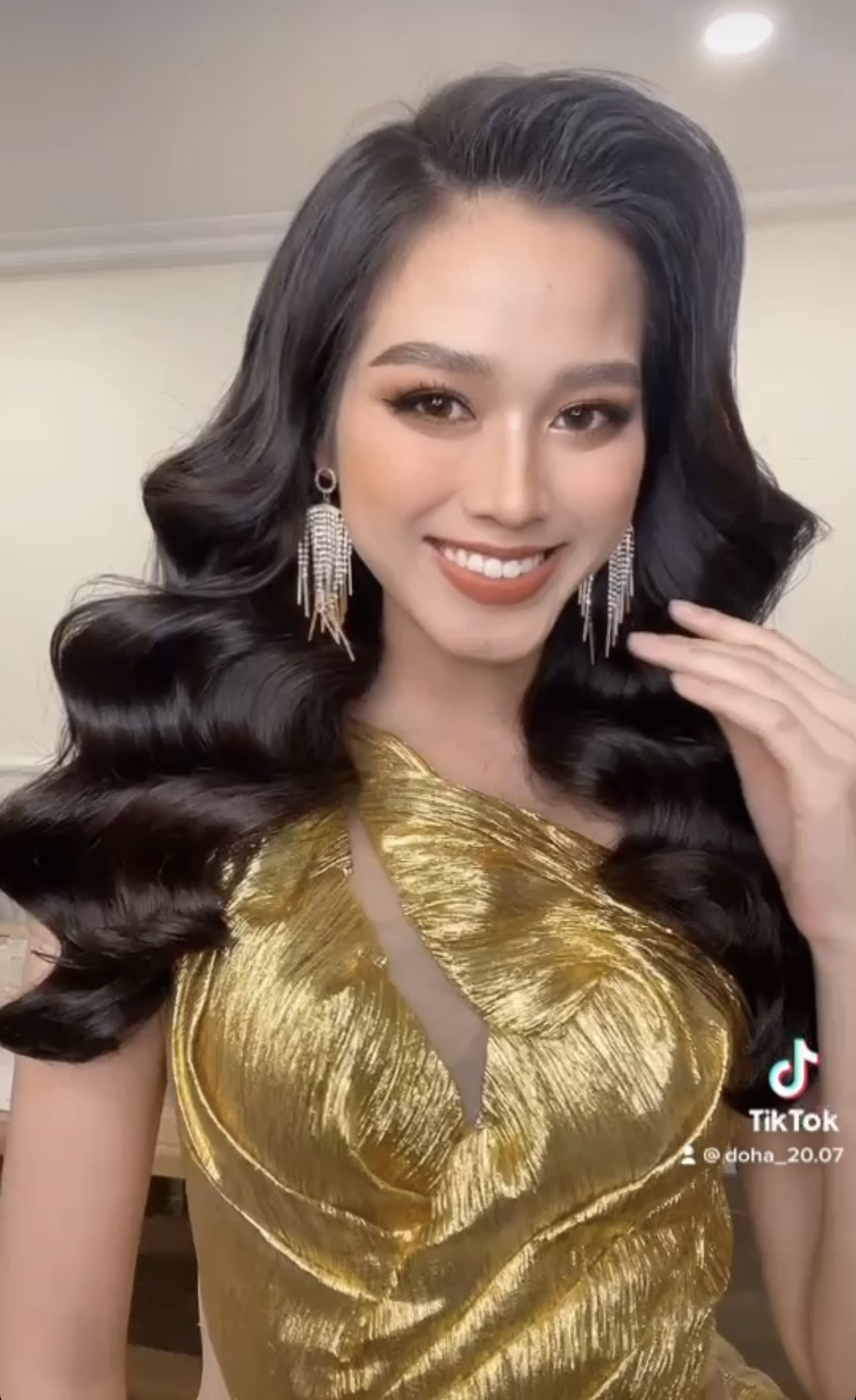 Hoa hậu Đỗ Thị Hà diện váy vàng gold cắt xẻ sexy, khoe loạt thần thái 'đỉnh cao' ảnh 3