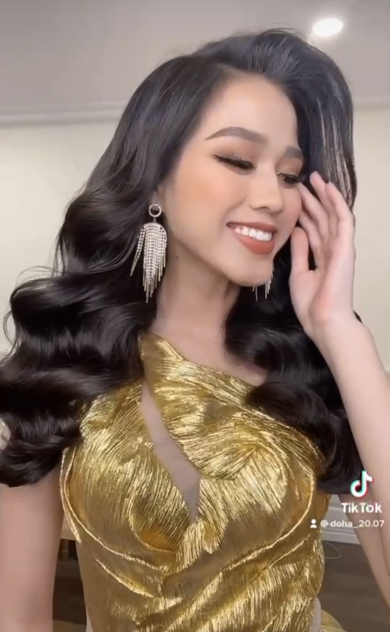 Hoa hậu Đỗ Thị Hà diện váy vàng gold cắt xẻ sexy, khoe loạt thần thái 'đỉnh cao' ảnh 4