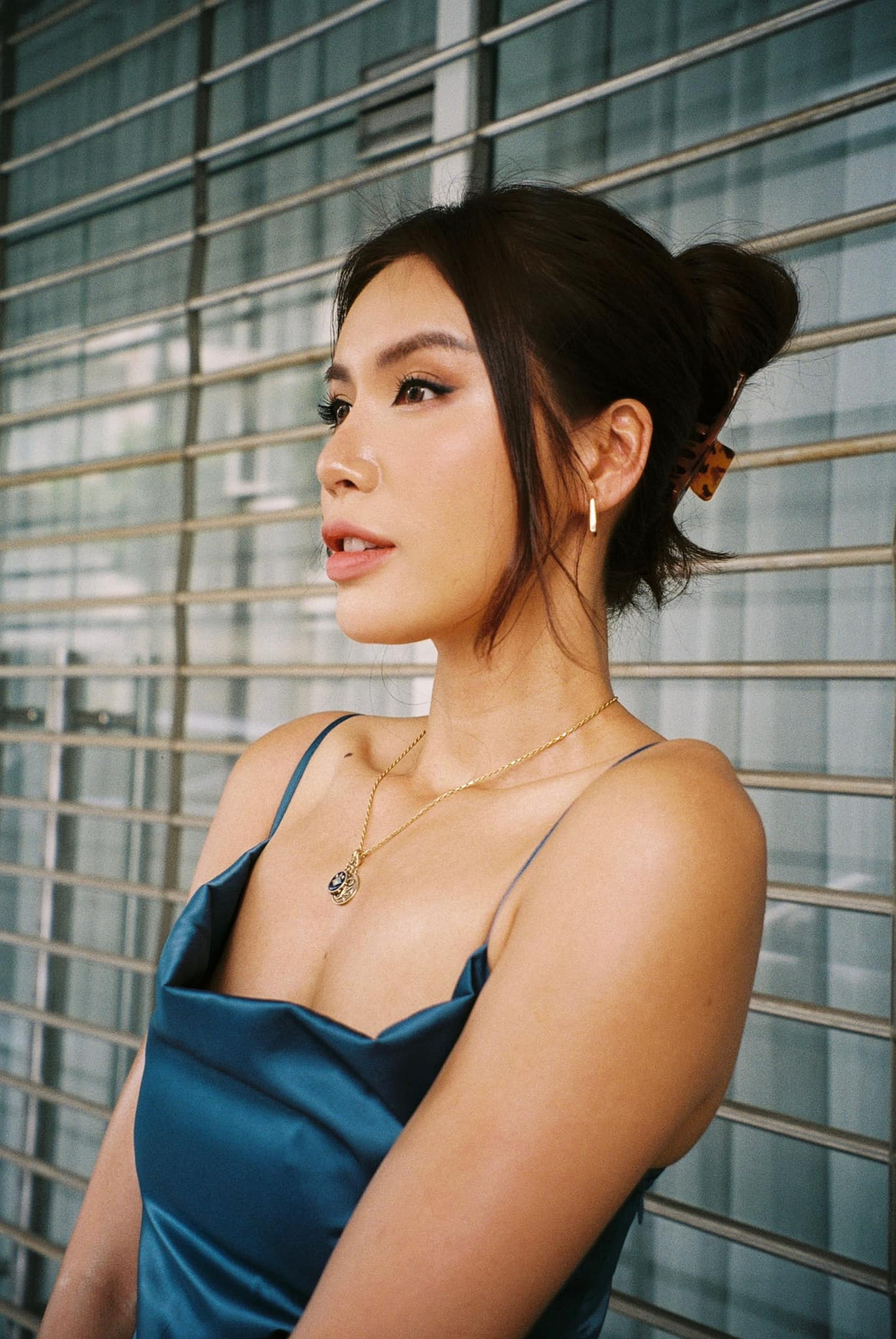 Hoa hậu Đỗ Thị Hà diện váy vàng gold cắt xẻ sexy, khoe loạt thần thái 'đỉnh cao' ảnh 9