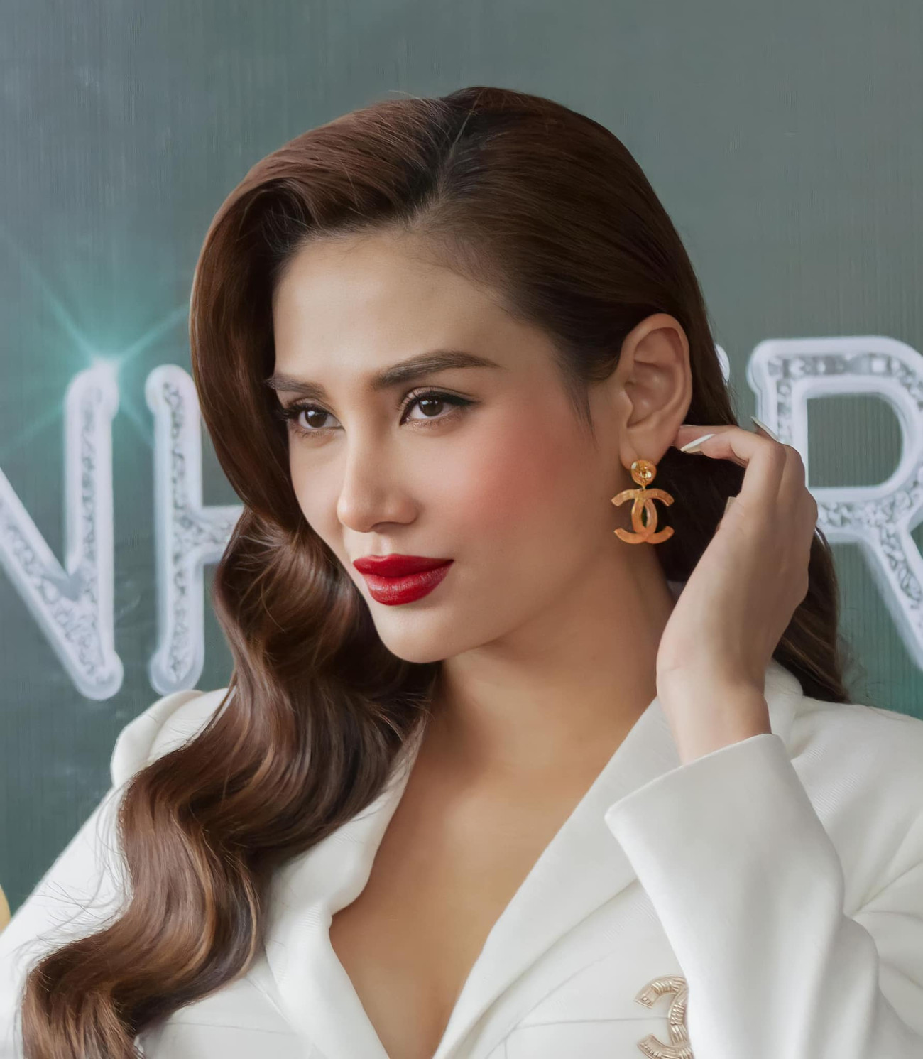 Hoa hậu Đỗ Thị Hà diện váy vàng gold cắt xẻ sexy, khoe loạt thần thái 'đỉnh cao' ảnh 11