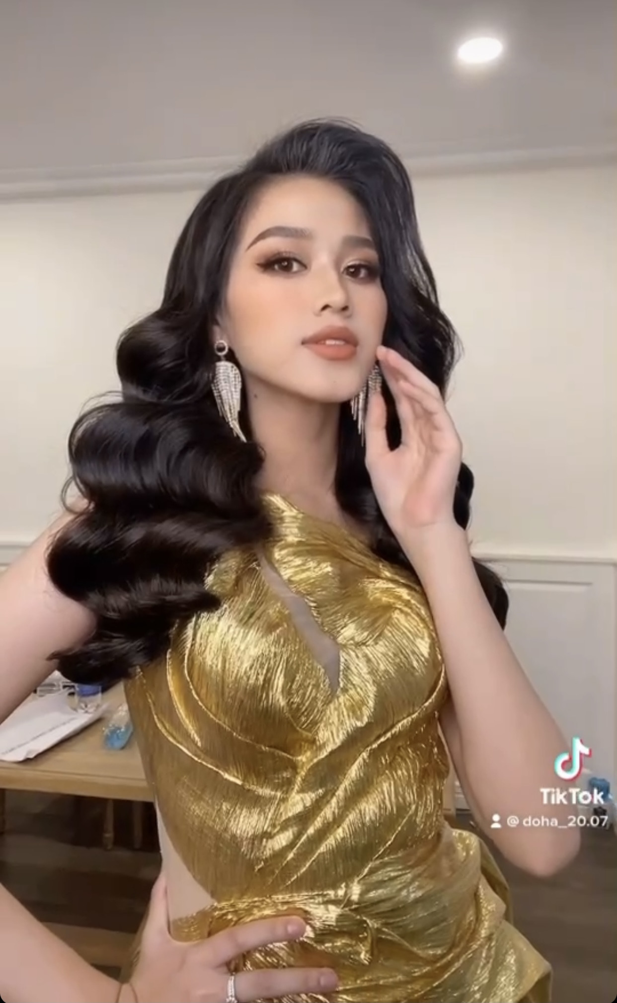 Hoa hậu Đỗ Thị Hà diện váy vàng gold cắt xẻ sexy, khoe loạt thần thái 'đỉnh cao' ảnh 2