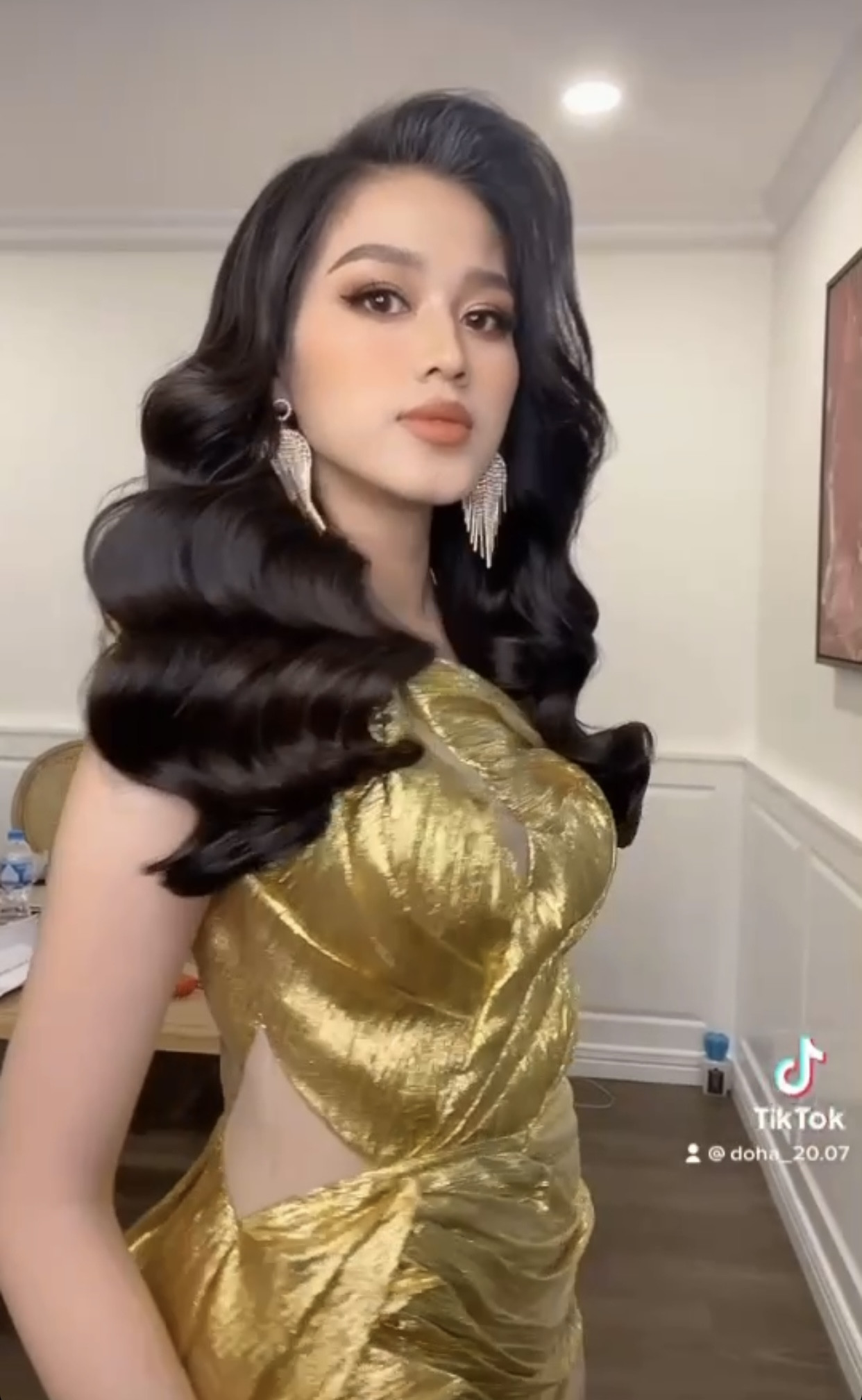 Hoa hậu Đỗ Thị Hà diện váy vàng gold cắt xẻ sexy, khoe loạt thần thái 'đỉnh cao' ảnh 1