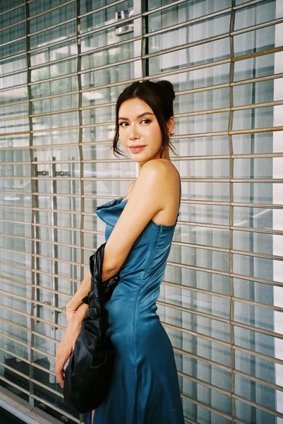 Hoa hậu Đỗ Thị Hà diện váy vàng gold cắt xẻ sexy, khoe loạt thần thái 'đỉnh cao' ảnh 10