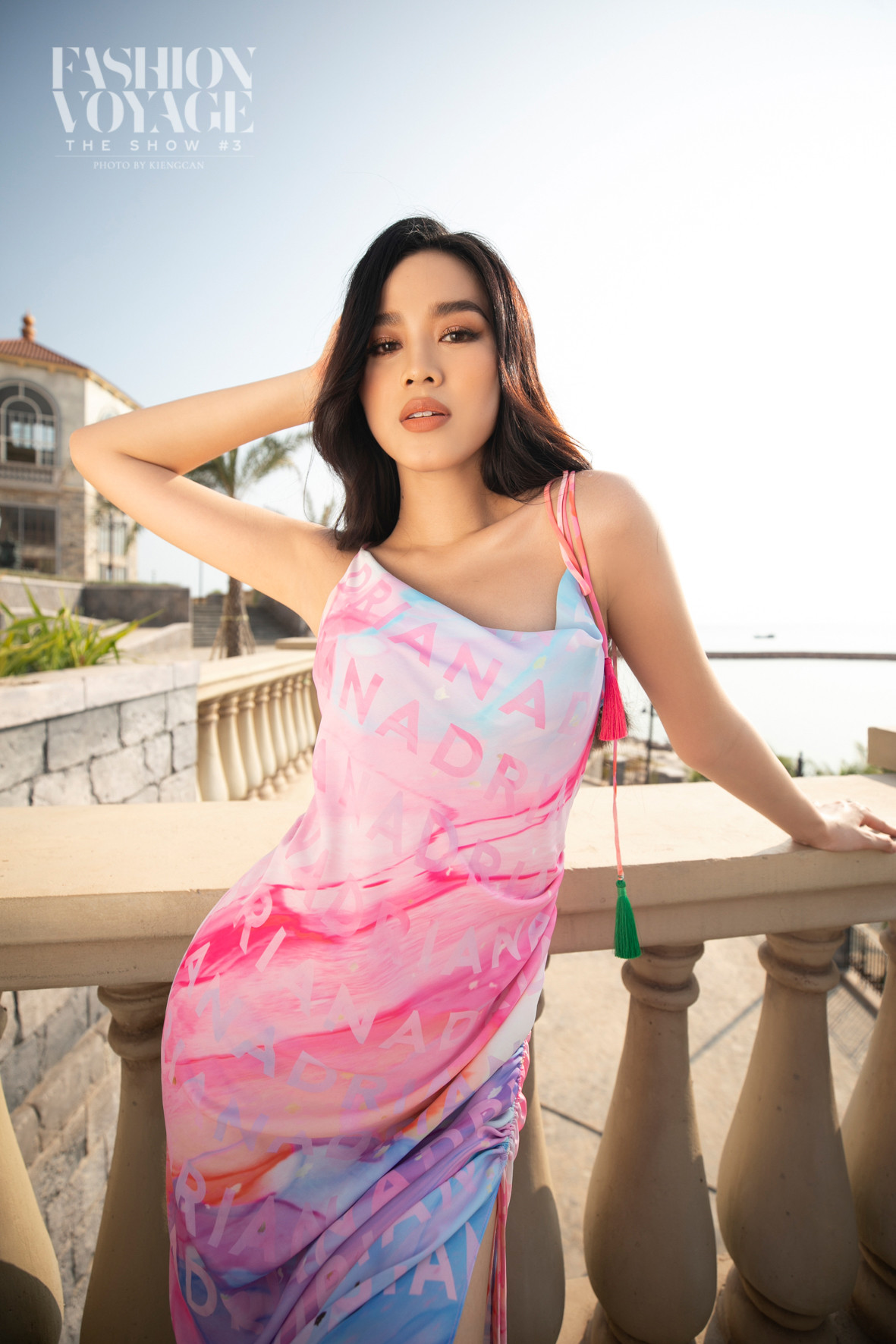 Đỗ Thị Hà diện váy cắt xẻ quyến rũ, đẹp tựa 'nàng thơ' khi catwalk ảnh 2