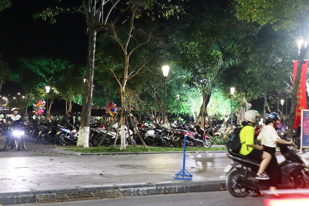 Những bãi giữ xe trên các công viên ven sông Hương – nơi có đường đi bộ bằng gỗ lim - chật kín phương tiện xe gắn máy. Huế rộn ràng trước thời khắc Giao thừa ảnh 2