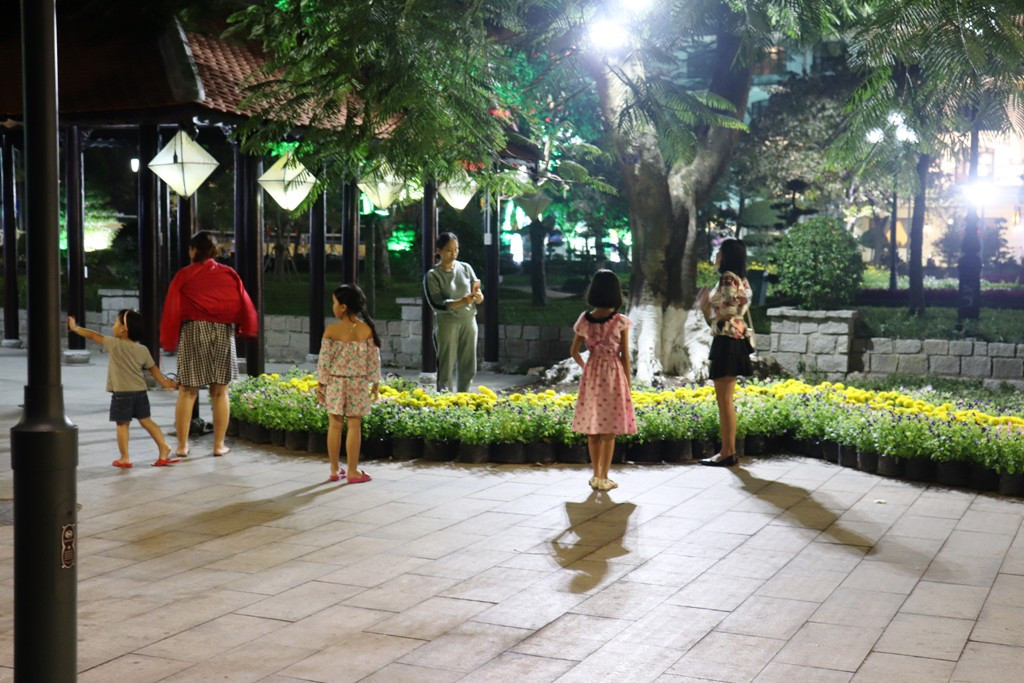 Tranh thủ chụp hình lưu niệm Huế rộn ràng trước thời khắc Giao thừa ảnh 10