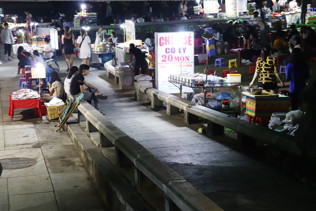 Những hoạt động mua bán vẫn diễn ra bình thường trước thời khắc Giao thừa. Huế rộn ràng trước thời khắc Giao thừa ảnh 14