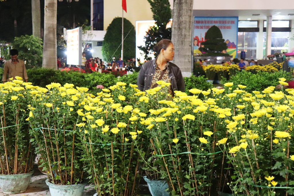 Những người đi mua hoa Tết cuối cùng và những chủ hàng hoa nán chờ bán nốt số hàng còn lại. Huế rộn ràng trước thời khắc Giao thừa ảnh 7