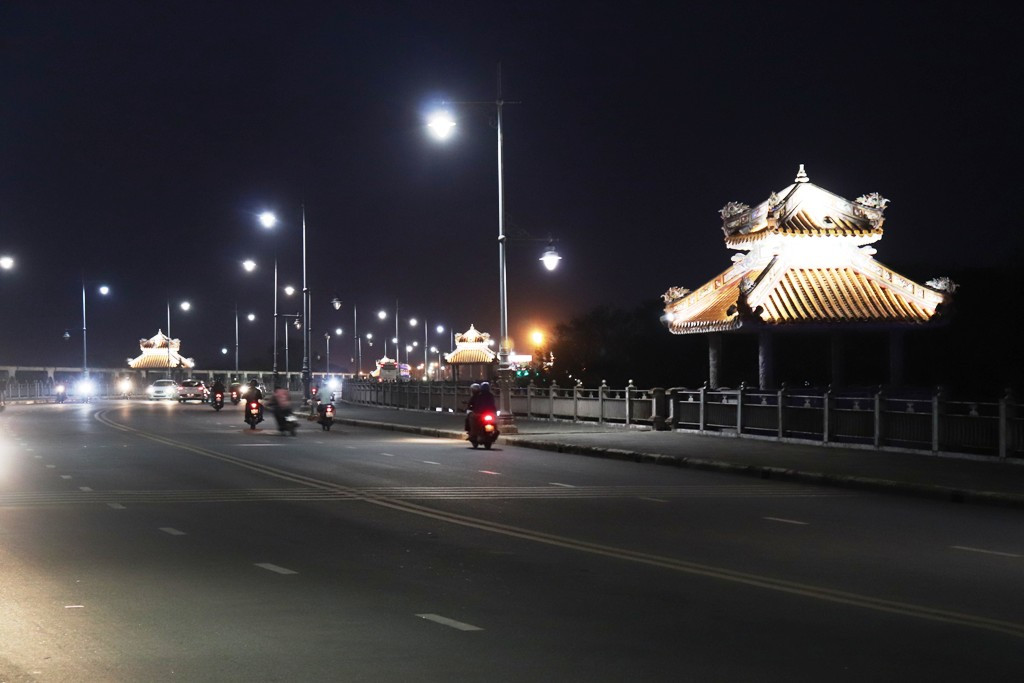 Xe cộ lưu thông trên cầu Dã Viên bắc ngang sông Hương và trên đường Lê Lợi, phía trước Khách sạn Saigon Morin (TP Huế). Huế rộn ràng trước thời khắc Giao thừa ảnh 4