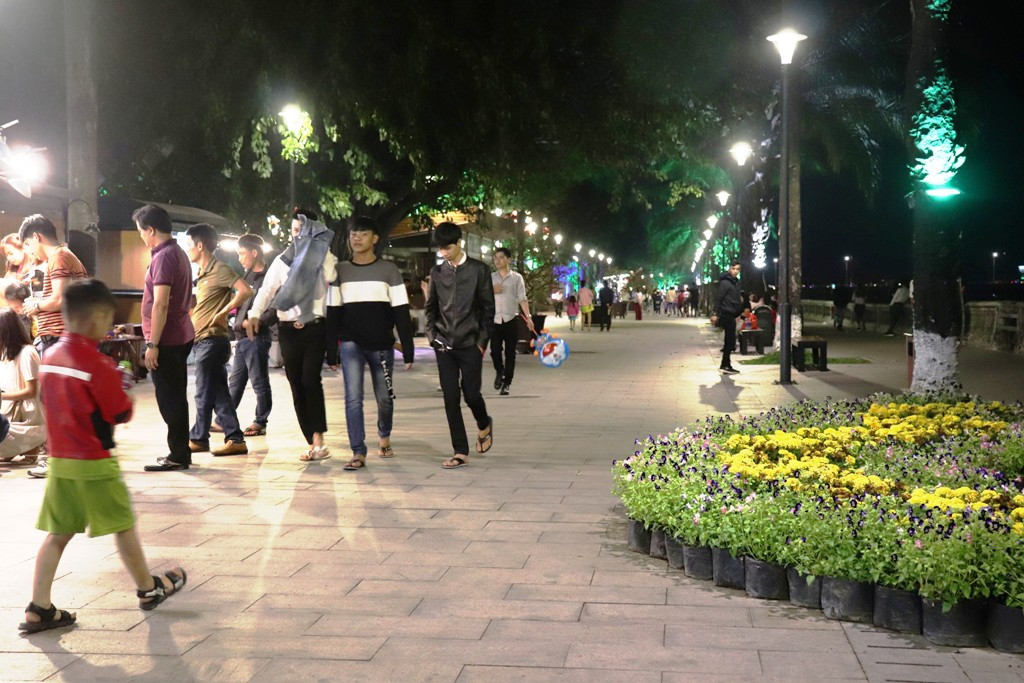 Phố đi bộ Nguyên Đình Chiểu vén sông Hương đông người lui tới. Huế rộn ràng trước thời khắc Giao thừa ảnh 9