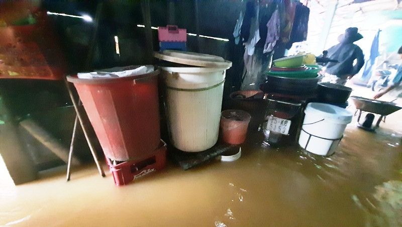 Đồ đạc chạy lũ. Huế mưa trắng trời, người dân ‘oằn mình’ chống lũ ảnh 6