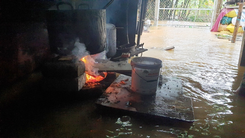 Bếp lửa bên dòng lũ. Huế mưa trắng trời, người dân ‘oằn mình’ chống lũ ảnh 8