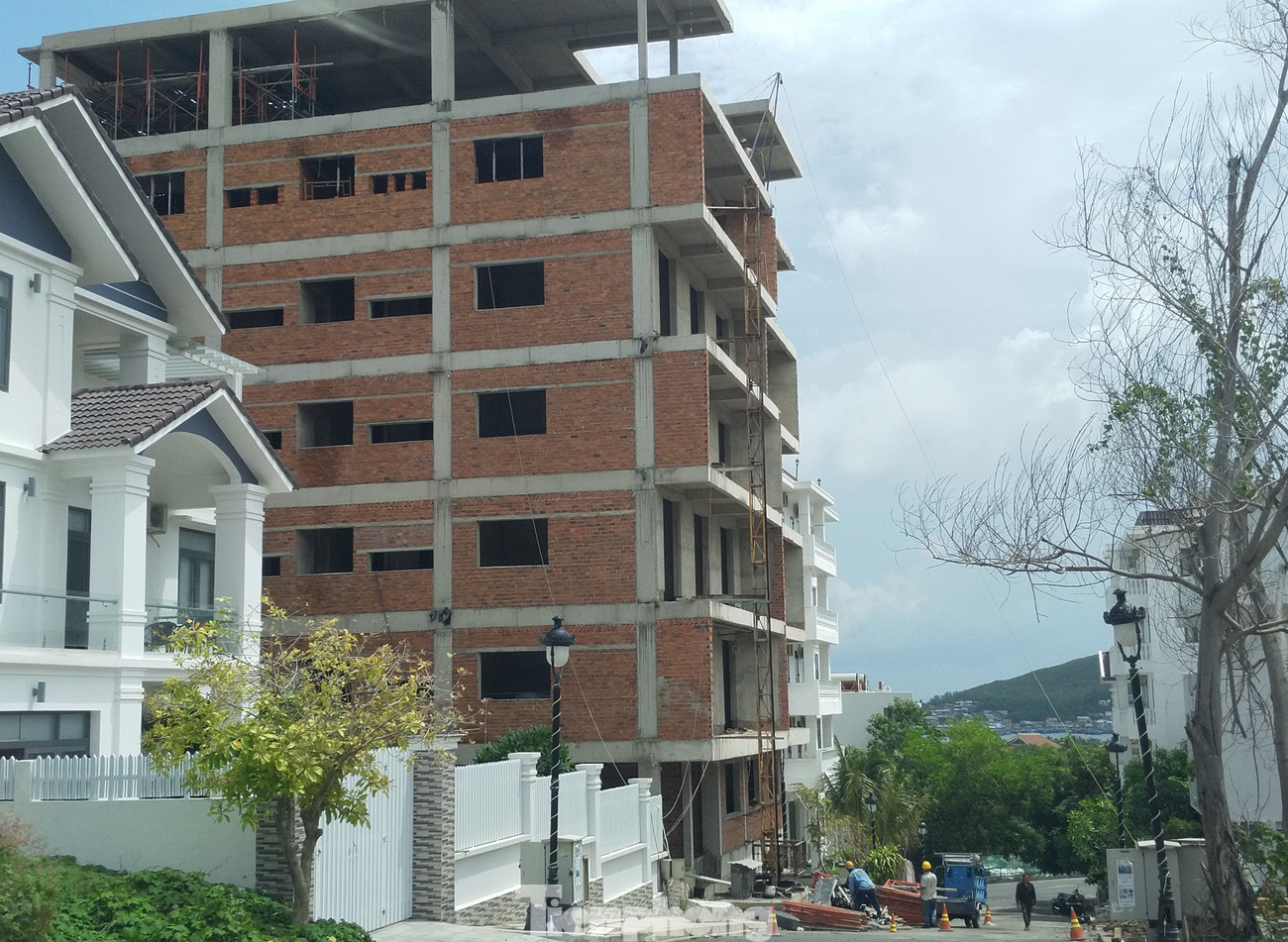 Dù cơ quan chức năng lập chốt chặn ngay cổng, chủ các biệt thự tại Ocean View vẫn cho công nhân xây dựng. Bị lập chốt chặn, khu biệt thự Ocean View Nha Trang vẫn xây dựng trái phép ảnh 2