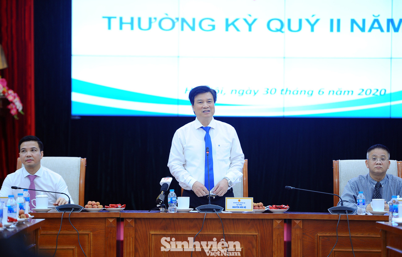 Thứ trưởng Bộ GD - ĐT, Nguyễn Hữu Độ chủ trì buổi họp báo thường kì. Bộ GD - ĐT sẽ công nhận kết quả học trực tuyến ảnh 2