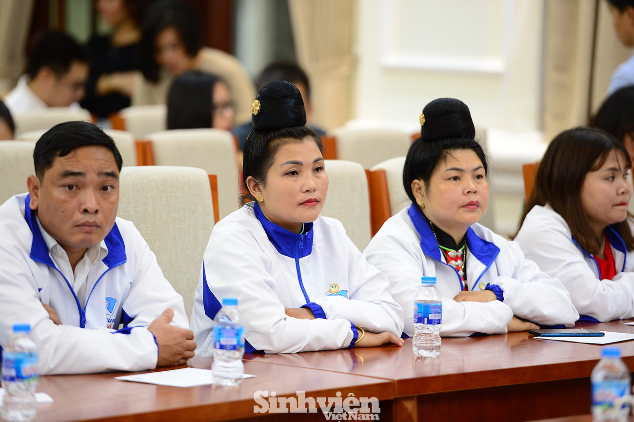 Gương giáo viên dân tộc thiểu số được tuyên dương tại chương trình. Những mong mỏi của giáo viên dân tộc thiểu số cắm bản ảnh 4