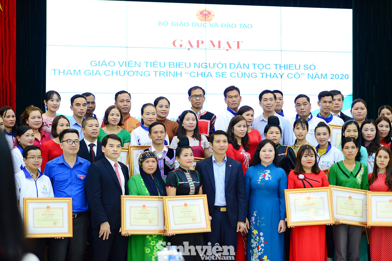 Thứ trưởng Ngô Thị Minh cùng anh Nguyễn Ngọc Lương trao tặng Bằng khen của Bộ trưởng Bộ GD - ĐT cho thầy cô giáo tiêu biểu người dân tộc thiểu số. Những mong mỏi của giáo viên dân tộc thiểu số cắm bản ảnh 1