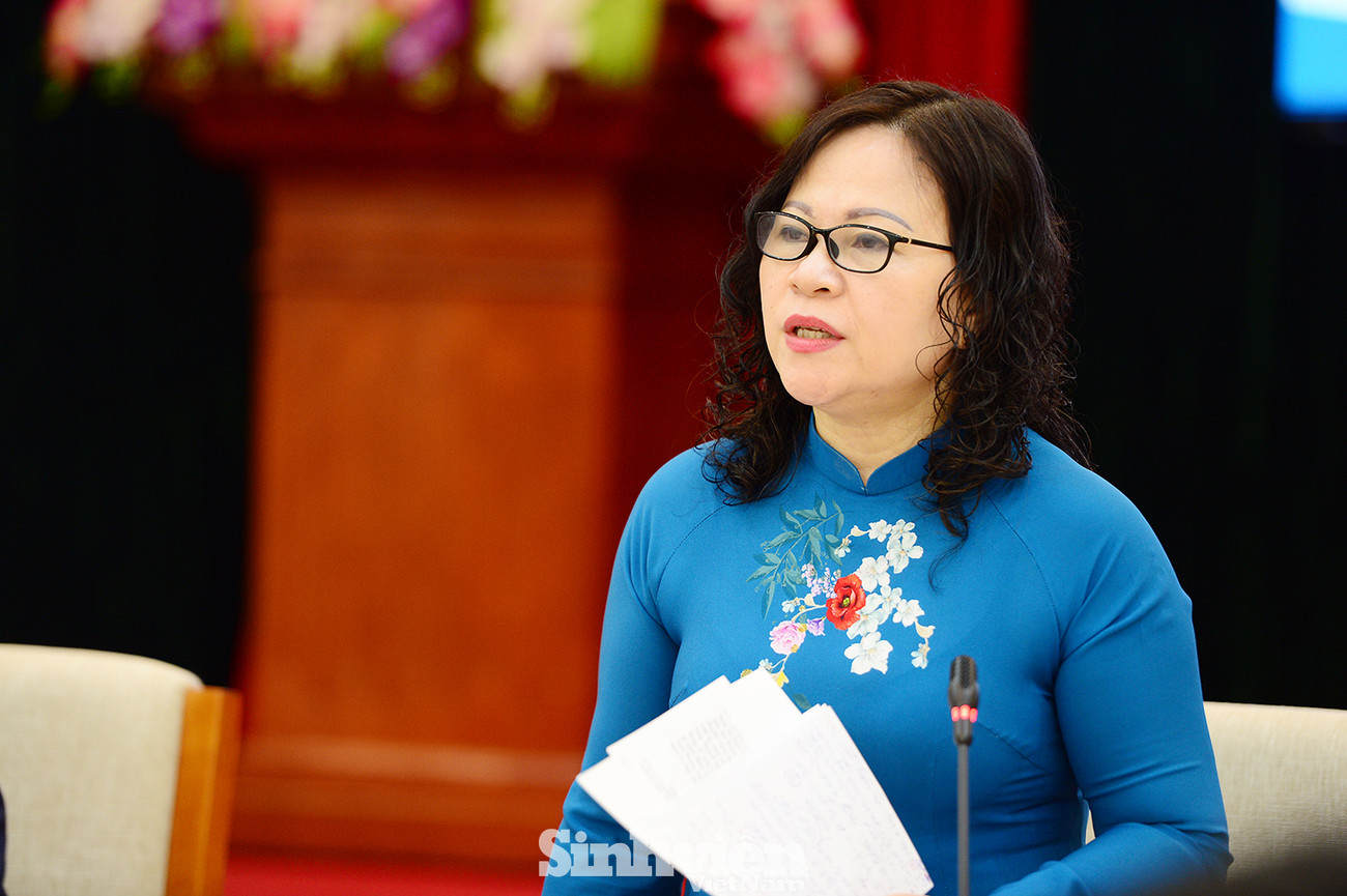Thứ trưởng Bộ GD - ĐT Ngô Thị Minh động viên, chia sẻ với các thầy cô giáo. Những mong mỏi của giáo viên dân tộc thiểu số cắm bản ảnh 6