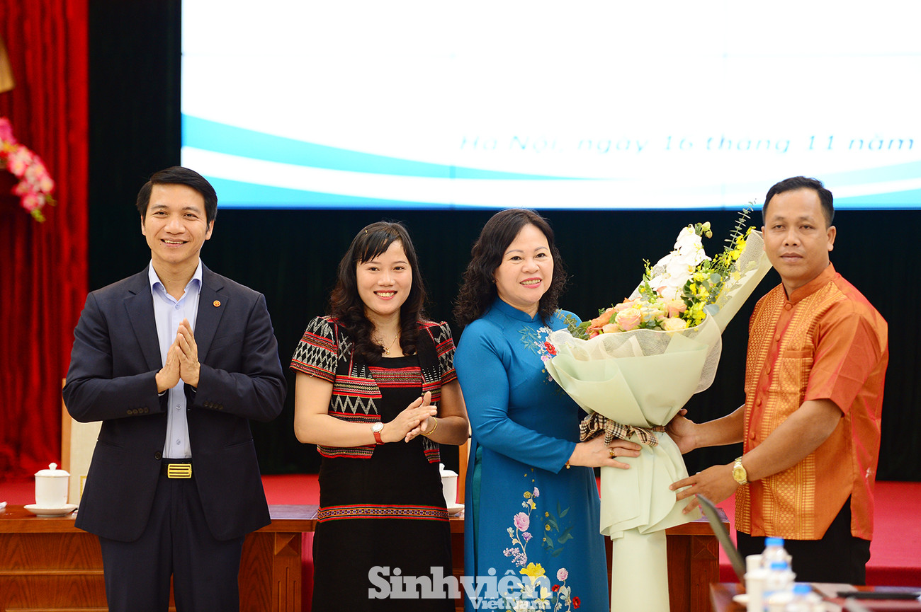 Chương trình "Chia sẻ cùng thầy cô" tặng bó hoa tươi thắm nhân Ngày Nhà giáo Việt Nam cho lãnh đạo Bộ GD - ĐT. Những mong mỏi của giáo viên dân tộc thiểu số cắm bản ảnh 3