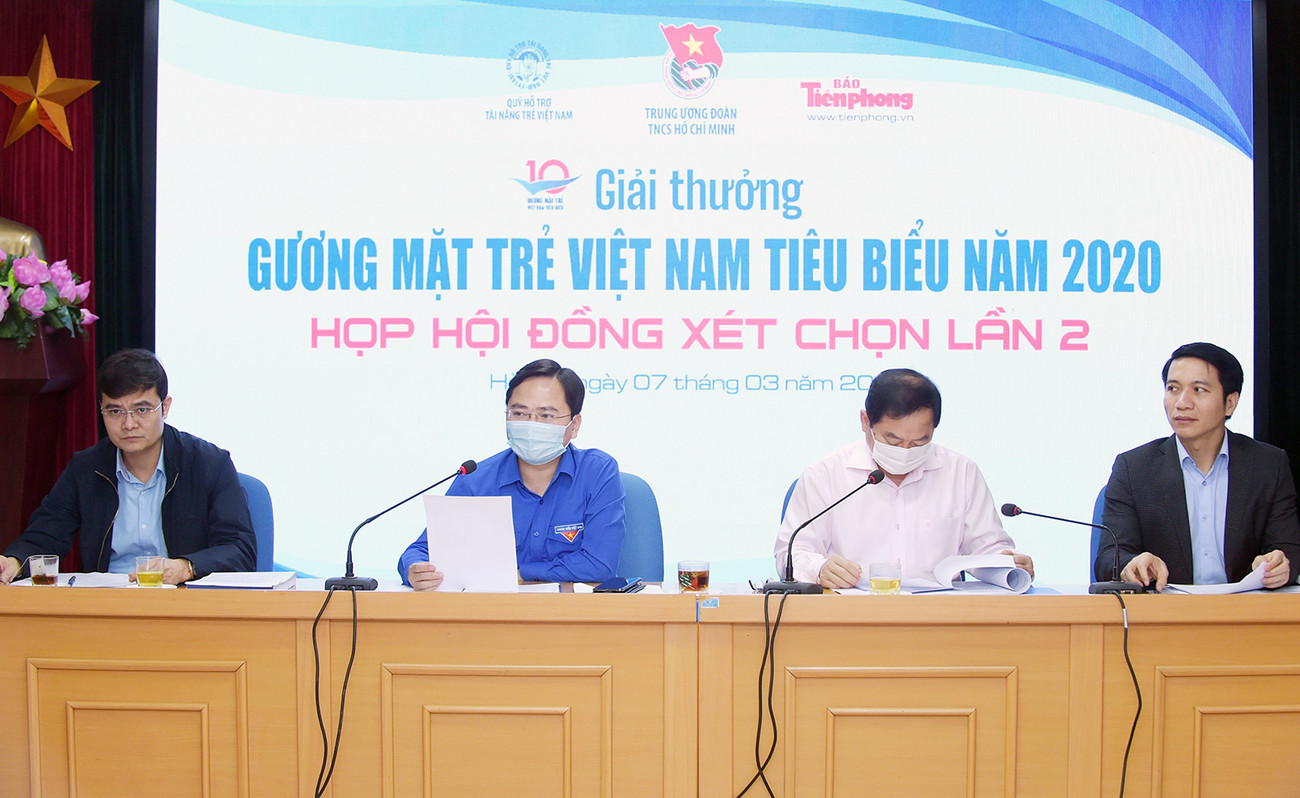 Anh Nguyễn Anh Tuấn (thứ hai, từ trái qua) chủ trì cuộc họp xét chọn Giải thưởng "Gương mặt trẻ Việt Nam tiêu biểu" năm 2020. Công bố 10 "Gương mặt trẻ Việt Nam tiêu biểu" năm 2020 ảnh 1