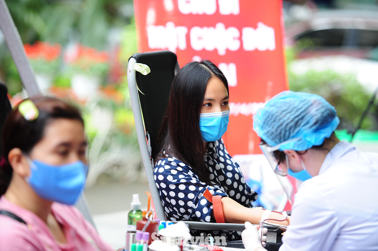 Quỳnh Nga cho biết đây là lần đầu tiên cô tham gia hiến máu tình nguyện. Các nghệ sĩ Lan Hương, Tự Long, Xuân Bắc cùng tham gia hiến máu mùa COVID-19 ảnh 5