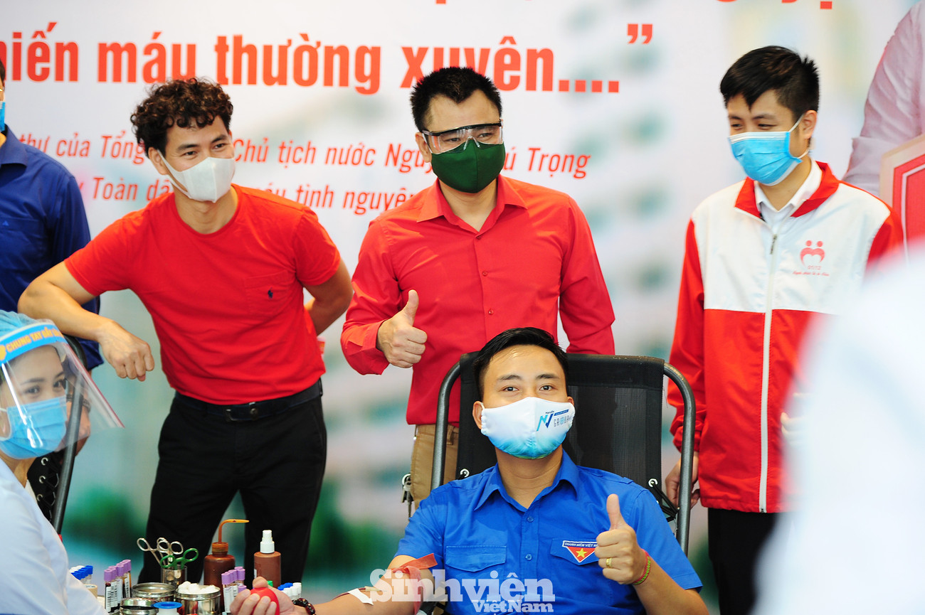 Nghệ sĩ Xuân Bắc, Tự Long cùng tham gia chương trình hiến máu tình nguyện. Các nghệ sĩ Lan Hương, Tự Long, Xuân Bắc cùng tham gia hiến máu mùa COVID-19 ảnh 1