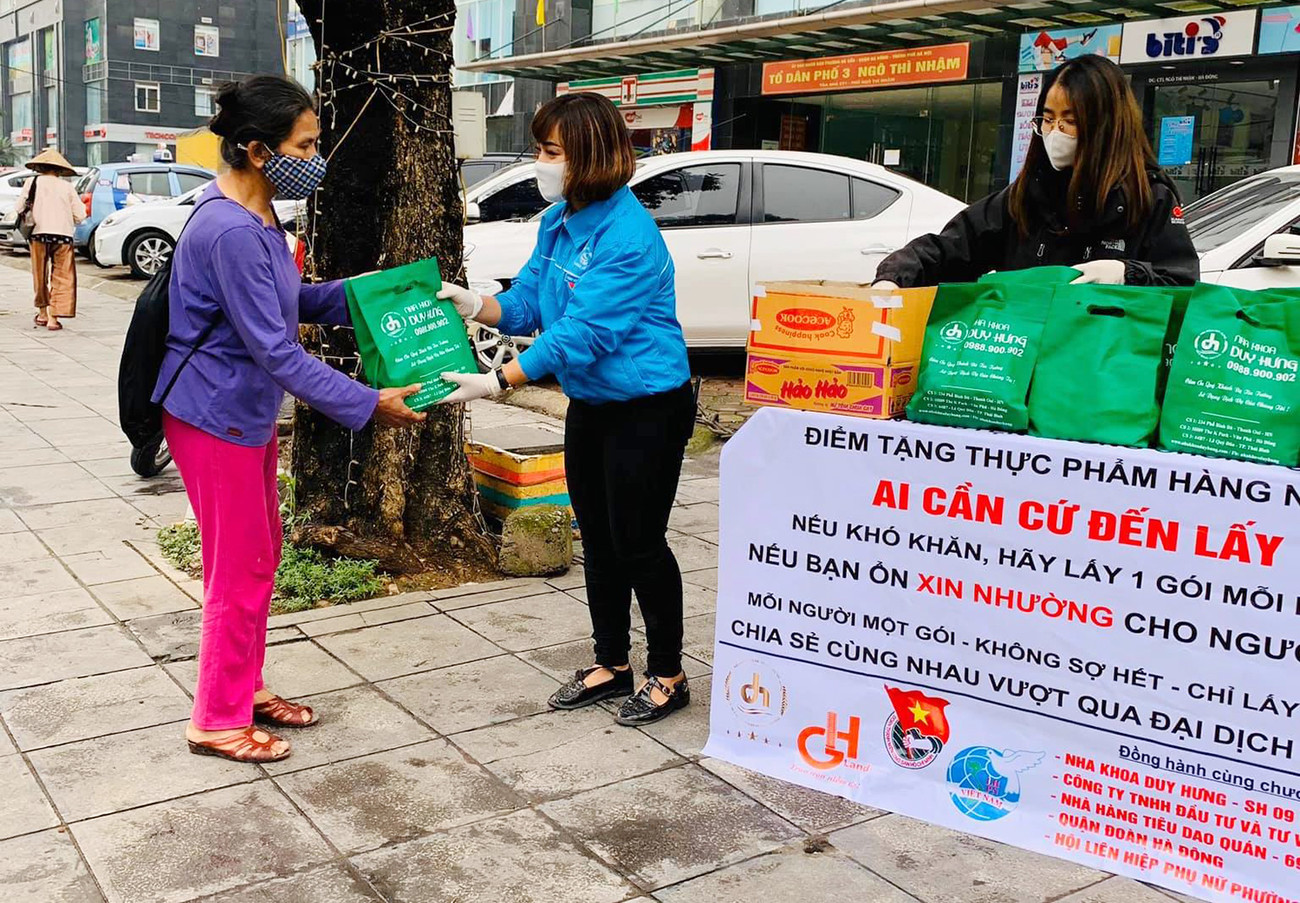 Điểm tặng thực phẩm miễn phí được quận Đoàn Hà Đông duy trì trong dịch bệnh COVID-19. Ấm áp những suất ăn, điểm phát thực phẩm miễn phí dành cho những hoàn cảnh khó khăn ảnh 1